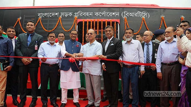 শাহজালাল আন্তর্জাতিক বিমানবন্দরে শাটল বাস সার্ভিস সেবা উদ্বোধনে সড়ক পরিবহন ও সেতুমন্ত্রী ওবায়দুল কাদের ও বেসামরিক বিমান চলাচল ও পর্যটনমন্ত্রী ফারুক খান। বুধবার দুপুরে এই বাসসেবার উদ্বোধন করেন সড়ক পরিবহন ও সেতুমন্ত্রী ওবায়দুল কাদের।