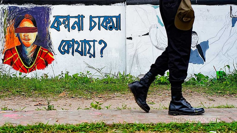 মানবাধিকার লঙ্ঘনের অনেক উদাহরণের একটি কল্পনা চাকমাকে গায়েব করে দেওয়া।এবারের গণ-অভ্যুত্থানে পাহাড় থেকে সমতল– সর্বত্রই জানতে চাওয়া হয়েছে তার খোঁজ। রাজশাহী বিশ্ববিদ্যালয়ের দেয়ালে আঁকা গ্রাফিতি।