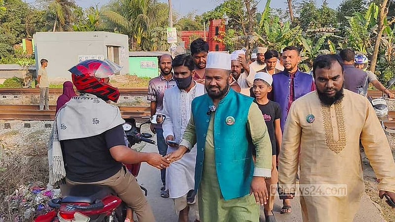 কুমিল্লা-১০ আসনে দাঁড়িপাল্লায় ভোট চাইছেন জামায়াত মনোনীত প্রার্থী ইয়াছিন আরাফাত।