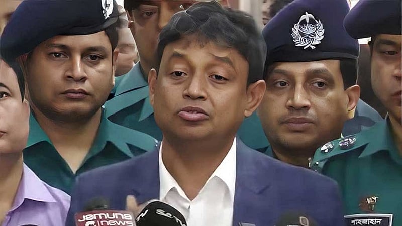 কলকাতা থেকে ফিরে বৃহস্পতিবার ঢাকার হযরত শাহজালাল আন্তর্জাতিক বিমানবন্দরে নেমে সাংবাদিকদের সঙ্গে কথা বলেন ঢাকা মহানগর গোয়েন্দা পুলিশের অতিরিক্ত কমিশনার হারুন অর রশীদ। একাত্তর টিভি থেকে নেওয়া ছবি