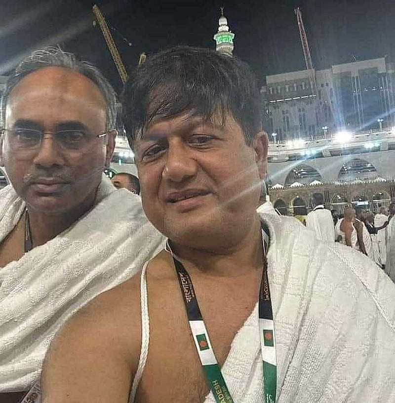 সৌদি আরবে হজে গিয়ে গভর্নর আব্দুর রউফ তালুকদারের সঙ্গে সেলফি তোলেন এনবিআর থেকে সরিয়ে দেওয়া মতিউর রহমান।