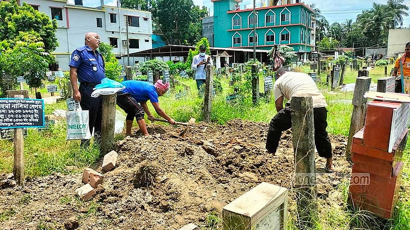 ময়নাতদন্তের জন্য আদালতের নির্দেশে সোমবার কবর থেকে তোলা হয় লাশ।