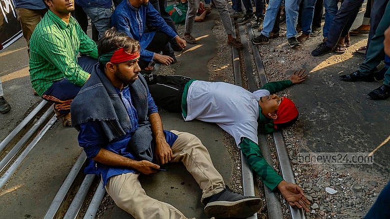 ৩ ফেব্রুয়ারি ২০২৫: স্বতন্ত্র বিশ্ববিদ্যালয়ের দাবিতে ঢাকার মহাখালী রেলক্রসিংয়ে রেললাইনের ওপর অবস্থান নেন সরকারি তিতুমীর কলেজের শিক্ষার্থীরা। তাদের অবরোধে দুপুর থেকে ওই পথে ট্রেনের পাশাপাশি সড়কে যানবাহন চলাচল বন্ধ থাকে। ছবি: মাহমুদ জামান অভি
