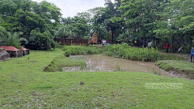 কালাচান পাড়ার রাখাইনদের শ্মশানের মাঝখান থেকে মাটি কেটে নিয়ে গেছে দখলদাররা।