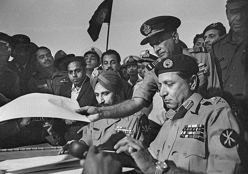 ১৬ ডিসেম্বর ১৯৭১, পাকিস্তানি বাহিনীর আত্মসমর্পণ। ছবি: রঘু রাই