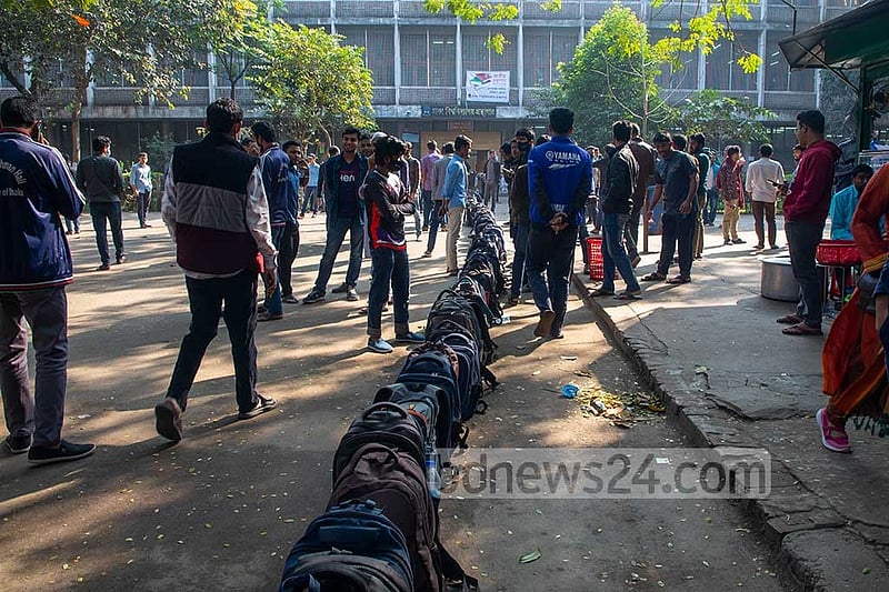 বিশ্ববিদ্যালয়ের কেন্দ্রীয় গ্রন্থাগারের সামনে শিক্ষার্থীদের ব্যাগের দীর্ঘ সারি। প্রতিদিন খুব সকালে এভাবেই ব্যাগ রেখে প্রবেশের অপেক্ষায় থাকেন শিক্ষার্থীরা। ফাইল ছবি