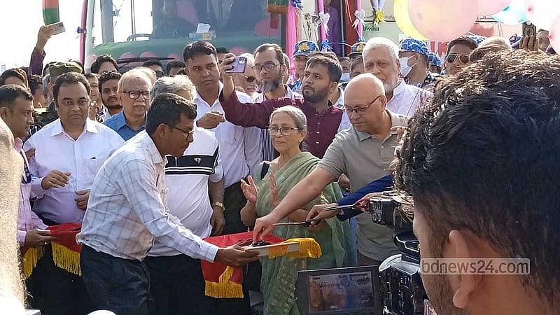 ফেরি চালু উপলক্ষে ঢাকা-সন্দ্বীপ এবং চট্টগ্রাম-সন্দ্বীপ রুটে নতুন করে বিআরটিসির বাস সার্ভিস চালু হয়েছে। ফেরি উদ্বোধনের আগে এই বাস সেবার উদ্বোধন করেন উপদেষ্টারা। ছবি: মিঠুন চৌধুরী