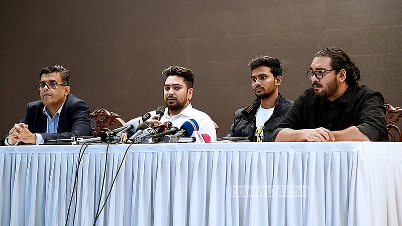 সোমবার সন্ধ্যায় ঢাকার ফরেন সার্ভিস একাডেমিতে সংবাদ সম্মেলনে আসেন দুই উপদেষ্টা নাহিদ ইসলাম ও আসিফ মাহমুদ সজিব ভূঁইয়া।
