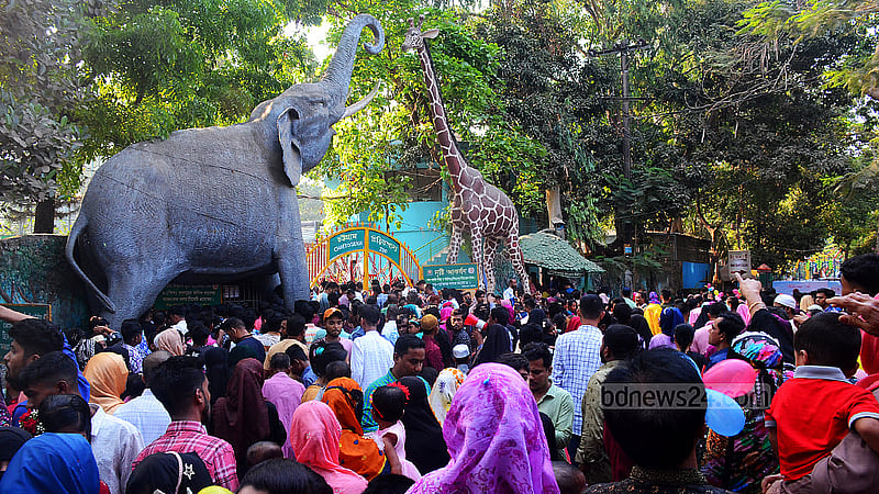 ঈদের দ্বিতীয় দিন মঙ্গলবার চট্টগ্রামের চিড়িয়াখানায় প্রবেশের অপেক্ষায় দর্শনার্থীরা।