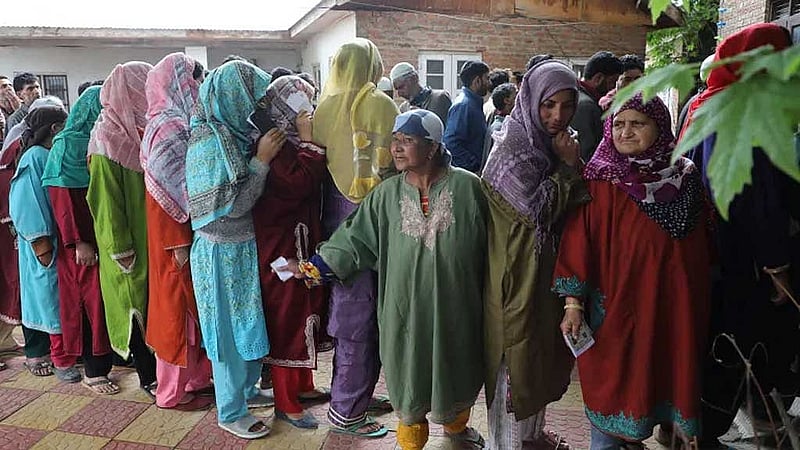 কাশ্মিরের পুলওয়ামা জেলার নাইরা গ্রামে নারী ভোটকেন্দ্রে ভোটারদের সারি। ছবি: আলজাজিরা
