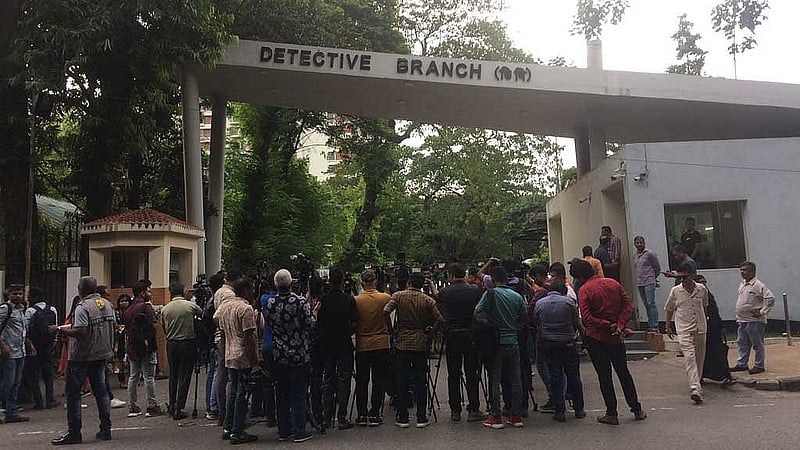 ডিএমপির গোয়েন্দা কার্যালয়ে সাংবাদিকদের অবস্থান।