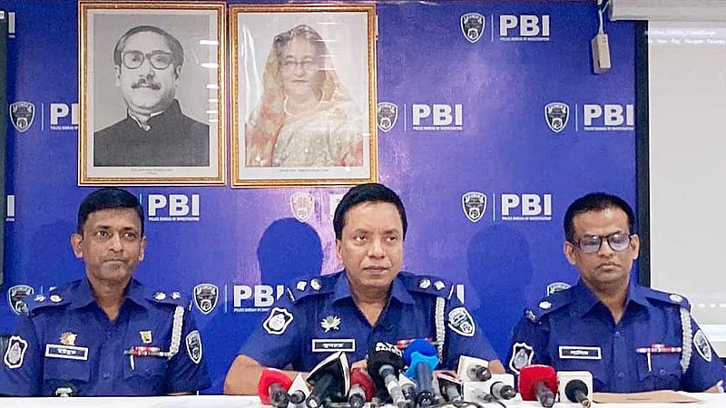 সোমবার সংবাদ সম্মেলনে খুনের ঘটনার আদ্যোপান্ত তুলে ধরেন পিবিআই ঢাকা জেলার পুলিশ সুপার কুদরত-ই-খুদা।