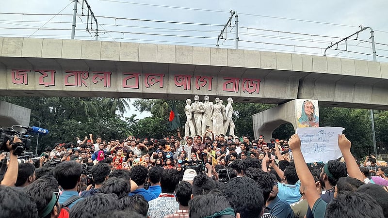 ঢাকা বিশ্ববিদ্যালয়ে বৈষম্যবিরোধী ছাত্র আন্দোলনের বিক্ষোভে ‘পাল্টা অভ্যুত্থান চেষ্টা’ নিয়ে হুঁশিয়ার করে দেন সমন্বয়করা।