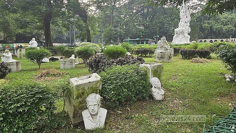 জুলাই-আগস্ট গণঅভ্যুত্থান ঘিরে সহিংসতার মধ্যে স্বাধীনতা সংগ্রাম ভাস্কর্য চত্বরের ব্যাপক ক্ষতি করা হয়েছে।