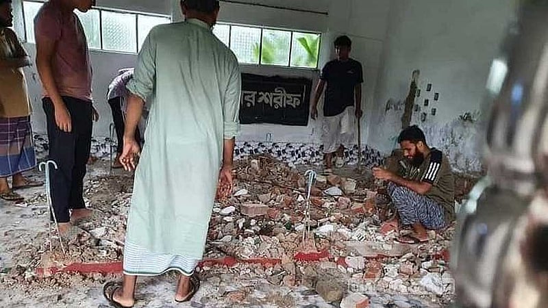 গত দুই সপ্তাহেরও বেশি সময় ধরে একের পর এক মাজারে হামলা হচ্ছে, দেহাবশেষ এমনকি হাড়গোড়ও তুলে নেওয়া হয়েছে।  