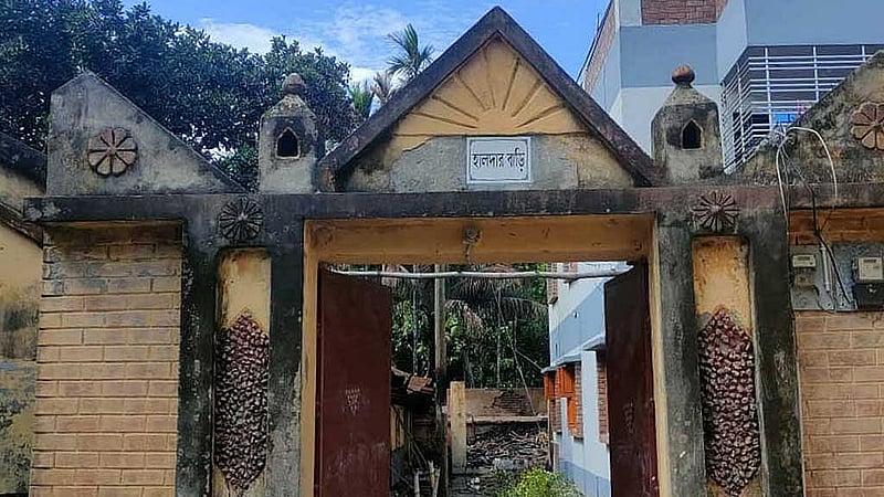রঘুনাথপুরে হালদারদের যে বাড়িটিতে বারবার উৎপীড়নের তীর ছোড়া হয়েছে এর পেছনে উচ্ছেদ আর দখলের মর্মন্তুদ অপখেলার বিষয়টি  উড়িয়ে দেওয়ার অবকাশ নেই।      