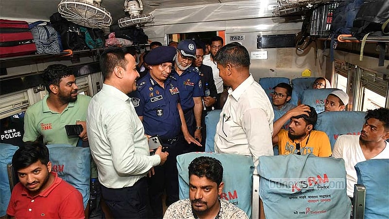 কমলাপুরে ট্রেনে ঘরমুখো যাত্রীদের সঙ্গে আইজিপির মত বিনিময়।