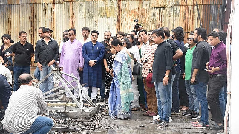 বাংলাদেশ টেলিভিশন ভবনের সামনে বিনোদন জগতের শিল্পীদের অন্য অংশের সমাবেশ