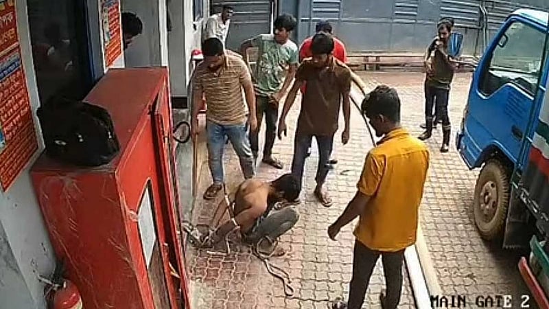 কারখানার একটি কক্ষ থেকে হৃদয়কে হাত-পা বাঁধা অবস্থায় টেনেহিঁচড়ে বের করেন কয়েকজন। কারখানার সিসিটিভি ফুটেজের ছবি।
