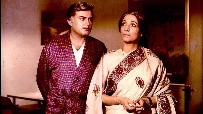 ‘আঁধি’ সিনেমার দৃশ্যে সুচিত্রা সেন ও সঞ্জীব কুমার। ছবি আইএমডিবি থেকে নেওয়া।