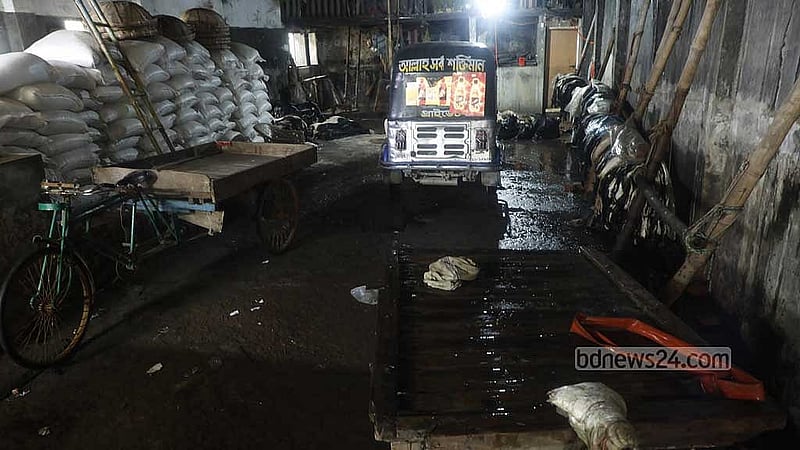 কাঁচা চামড়া সংগ্রহের সবচেয়ে বড় আড়ৎ লালবাগের পোস্তায় চলছে চামড়া সংগ্রহের প্রস্তুতি।