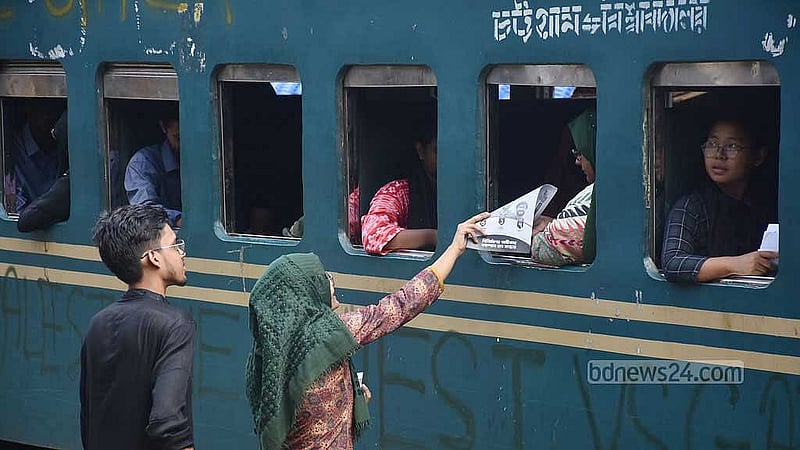 দুর্গা পূজার ছুটি শেষে বিশ্ববিদ্যালয় খোলার প্রথম দিনে চাকসু নির্বাচনের প্রচারে নেমে পড়েছেন প্রার্থীরা। শাটল ট্রেনে শিক্ষার্থীদের প্রচারপত্র দিচ্ছেন ‘বিনির্মাণ শিক্ষর্থী ঐক্য’ প্যানেলের জিএস পদপ্রার্থী চৌধুরী তাসনীম জাহান শ্রাবণ।