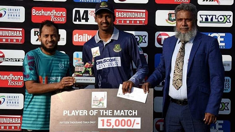 ইফতেখার হোসেনের হাতে ম্যাচ সেরার ট্রফি তুলে দিচ্ছেন মুশফিকুর রহিম। ছবি: গুলশান ক্রিকেট ক্লাব।