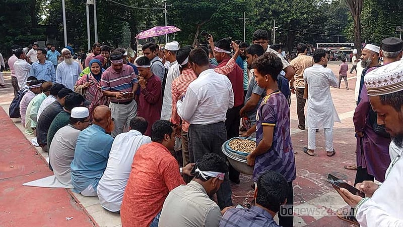 আন্দোলনকারীদের একটি অংশ আগেই শহীদ মিনারে চলে যায়।