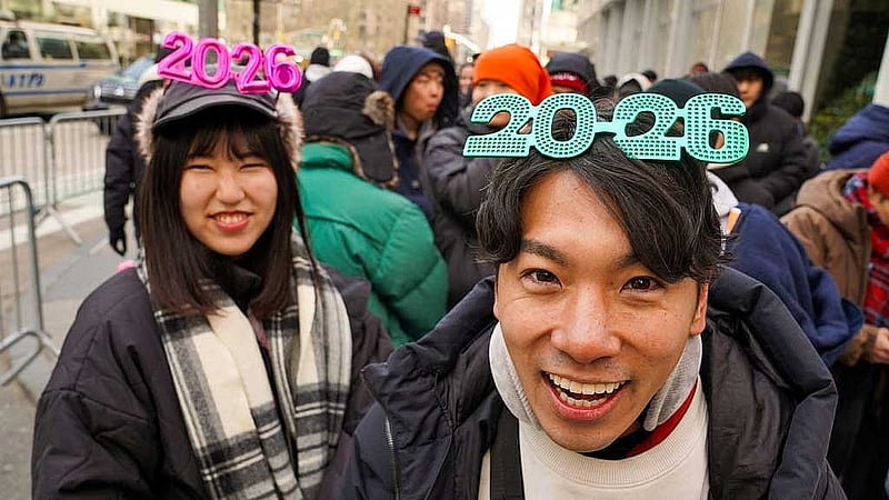 নতুন বছর বরণ উপলক্ষে যুক্তরাষ্ট্রে নিউ ইয়র্ক-এর টাইম স্কয়ারে প্রবেশের অপেক্ষায় মানুষ।