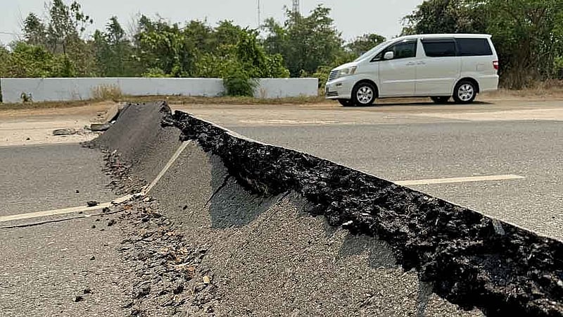 মিয়ানমারের টাংগু এলাকায় ভূমিকম্পে ক্ষতিগ্রস্ত একটি মহাসড়ক। ছবি: রয়টার্স 