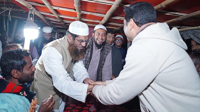 বিএনপি প্রার্থী ববি হাজ্জাজ ও বাংলাদেশ খেলাফত মজলিসের প্রার্থী মামুনুল হক শুভেচ্ছা বিনিময় করেন।