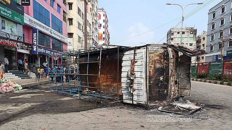 আগুন নেভানোর পর পুলিশের পোড়া ট্রাক সড়কে পড়ে ছিল। পরে রেকার দিয়ে তা সরানো হয়।