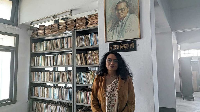 চব্বিশের অভ্যুত্থানের পর গ্রন্থকেন্দ্রের পরিচালক হিসেবে নিয়োগ পাওয়া আফসানা বেগমকে হুট করে অব্যাহতি দেওয়ায় প্রশ্নের মুখে পড়েছেন অন্তর্বর্তী সরকারের সংস্কৃতি উপদেষ্টা মোস্তফা সরয়ার ফারুকী।