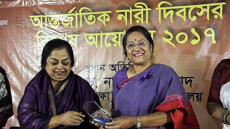 আন্তজার্তিক নারী দিবস উপলক্ষে ২০১৭ সালের মার্চে আন্তর্জাতিক অপরাধ ট্রাইব্যুনালেন প্রসিকিউটর থাকাকালে তুরিন আফরোজের হাতে বিশেষ সম্মাননা স্মারক তুলে দেন ঢাকা বিশ্ববিদ্যালয়ের ওই সময়ের উপ-উপাচার্য অধ্যাপক নাসরিন আহমাদ । ফেইসবুক থেকে নেওয়া।