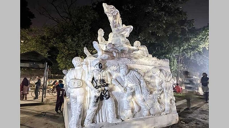 গত বছরের নভেম্বরে ‘স্বোপার্জিত স্বাধীনতা’ ভাস্কর্যে কালো কালি লেপে দেওয়া হয়।
