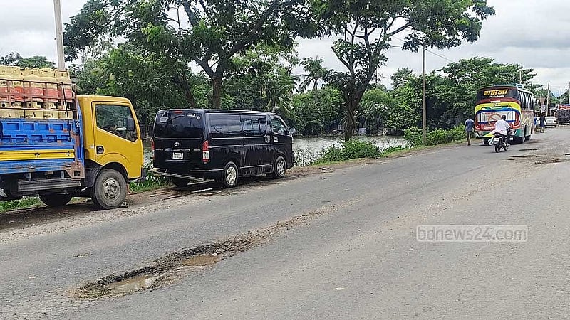 ঢাকা-চট্টগ্রাম মহাসড়কের বিভিন্ন স্থানে দেখা দিয়েছে খানাখন্দ। 