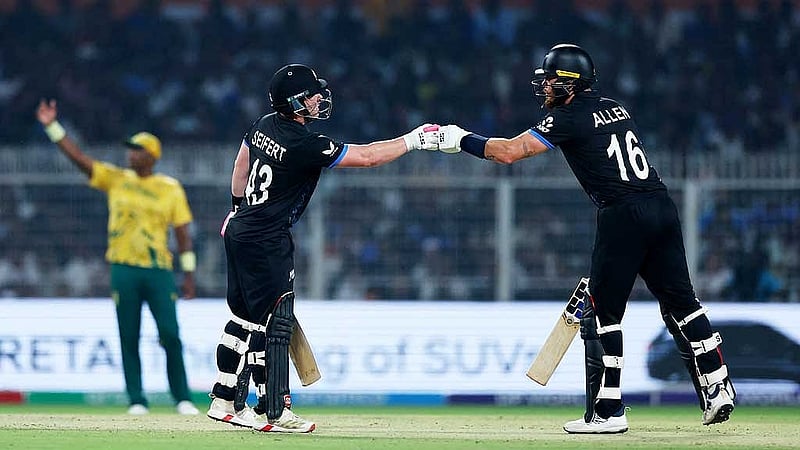 রান তাড়ায় বিস্ফোরক জুটিতে জয়ের ভিত গড়ে দেন সাইফার্ট ও অ্যালেন। ছবি: রয়টার্স