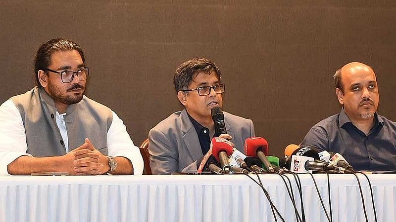 বুধবার রাজধানীর ফরেন সার্ভিস একাডেমিতে সংবাদ সম্মেলন করেন প্রধান উপদেষ্টার প্রেস সচিব ও দুই উপপ্রেস সচিব। 