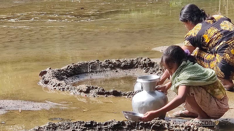 বান্দরবান সদরের সুয়ালক খালের পাশে এভাবে ছোট্ট গর্ত করে চারিদিকে বালু দিয়ে ঘিরে দেওয়া হয়। সামান্য খুঁড়লেই এসব গর্তে নিচ থেকে পানি উঠে আসে। পাহাড়ে এগুলো কুয়া হিসেবে পরিচিত। এমনই একটি কুয়া থেকে খাবারের পানি সংগ্রহ করছেন আমতলী মারমা পাড়ার নারীরা।