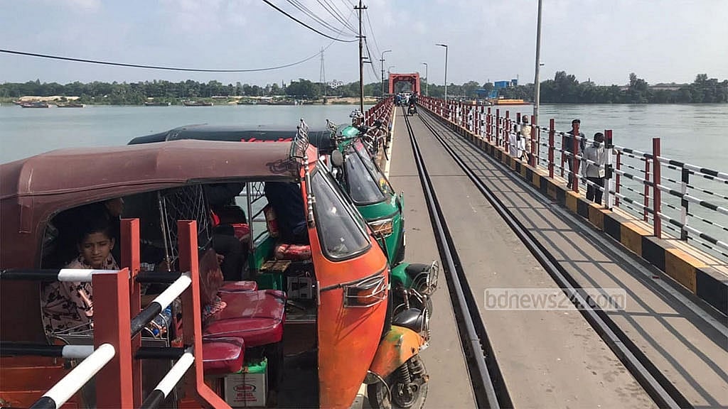 বর্তমান কালুরঘাট সেতুর বয়স প্রায় শত বছর।