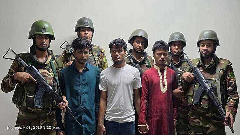 কচুক্ষেতে বৃহস্পতিবারের সংঘর্ষের সময় সেনাবাহিনী ও পুলিশের গাড়িতে আগুনের ঘটনায় তিনজনকে আটক করেছে সেনাবাহিনী।