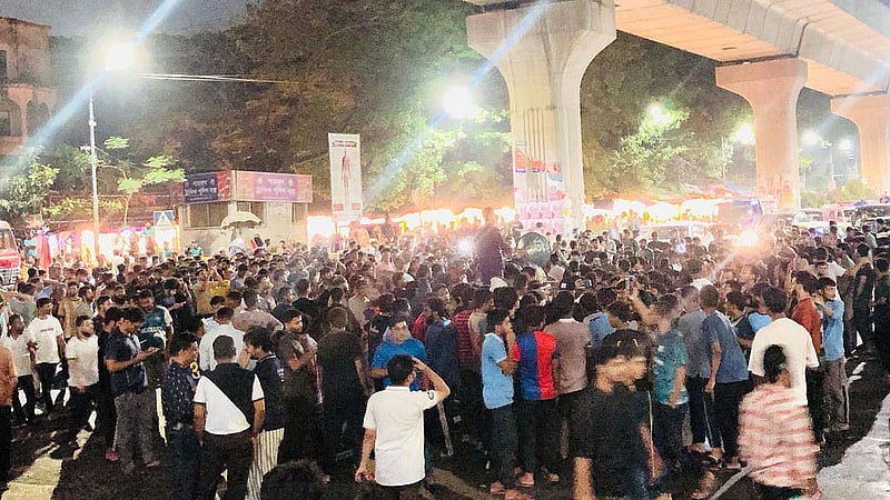 খুলনা প্রকৌশল ও প্রযুক্তি বিশ্ববিদ্যালয়ের উপাচার্য মুহাম্মাদ মাছুদের পদত্যাগ দাবিতে মঙ্গলবার রাতে শাহবাগ অবরোধ করে একদল শিক্ষার্থী।