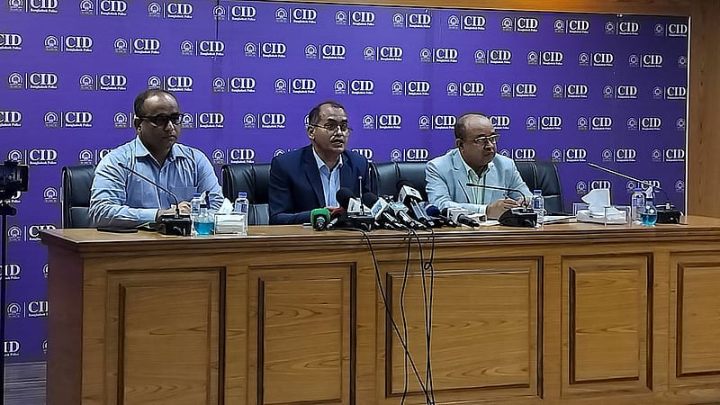 ব্রিফিংয়ে সিআইডির সাইবার পুলিশ সেন্টারের ডিআইজি এস এন মো. নজরুল ইসলাম।