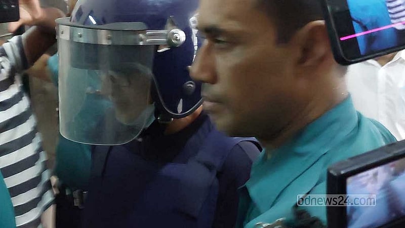 গ্রেপ্তারের পর আদালতে এনায়েত করিম চৌধুরী।