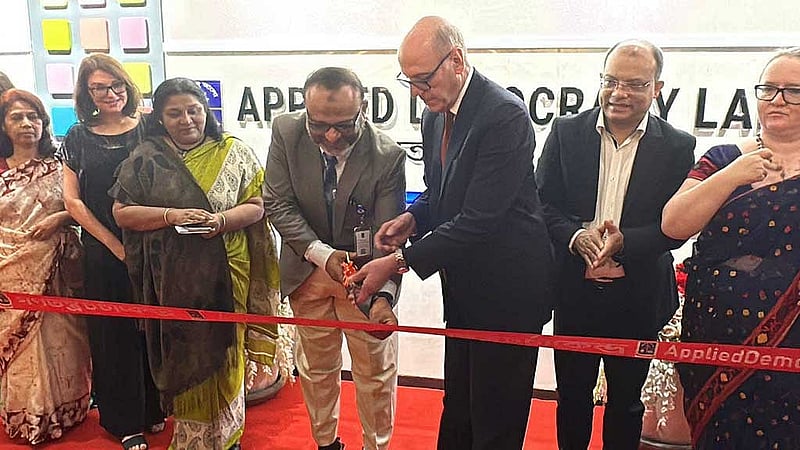 এমজিআরের অধীনে ঢাকা বিশ্ববিদ্যালয়ে ‘অ্যাপ্লায়েড ডেমোক্রেসি ল্যাব’ উদ্বোধন।