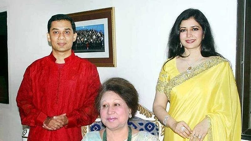 খালেদা জিয়ার সঙ্গে ছেলে তারেক রহমান ও তার স্ত্রী জোবায়দা রহমান