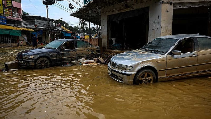 থাইল্যান্ডে বন্যায় সব কিছু হারানোর কথা বলছেন অনেকেই। ছবি: রয়টার্স 