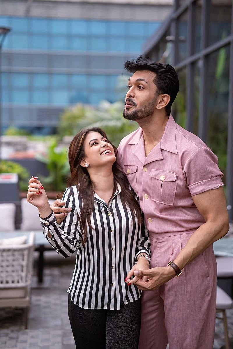 মন্দিরার দেওয়া ক্যাপশনের এই কথাগুলো সিনেমার গান 'যেতে যেতে পথে' থেকে নেওয়া। গানের গীতিকার ওয়াহিদ বাবু, সংগীতায়োজন করেছেন ইমন সাহা। গেয়েছে সংগীতশিল্পী মাশা ইসলাম। 