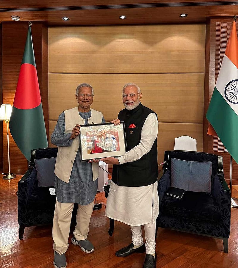 শুক্রবার দুপুরে ব্যাংককের সাংরিলা হোটেলে দ্বিপক্ষীয় বৈঠক শেষে প্রধানমন্ত্রী নরেন্দ্র মোদীকে একটি আলোকচিত্র উপহার দেন প্রধান উপদেষ্টা মুহাম্মদ ইউনূস। ছবি: প্রধান উপদেষ্টার দপ্তর