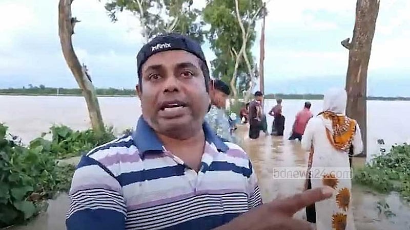 ঢাকা থেকে ত্রাণ নিয়ে গেলেও নৌকা না থাকায় কুমিল্লার বুড়িচংয়ের দুর্গত এলাকায় ত্রাণ পৌঁছানো যাচ্ছে না বলে জানিয়েছেন স্বেচ্ছাসেবকরা।